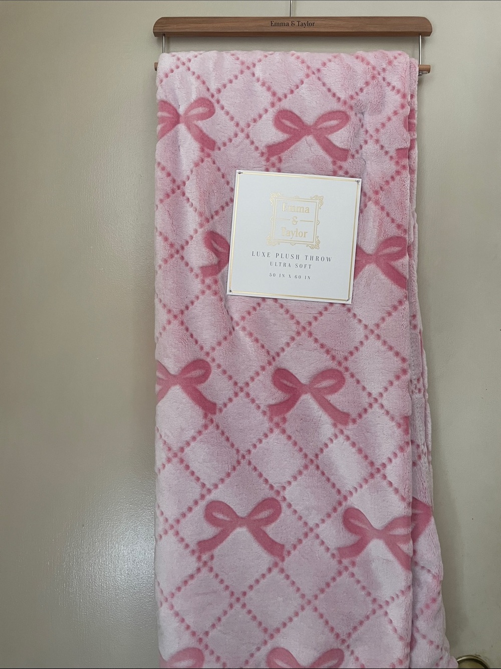 Pink bow plush throw
